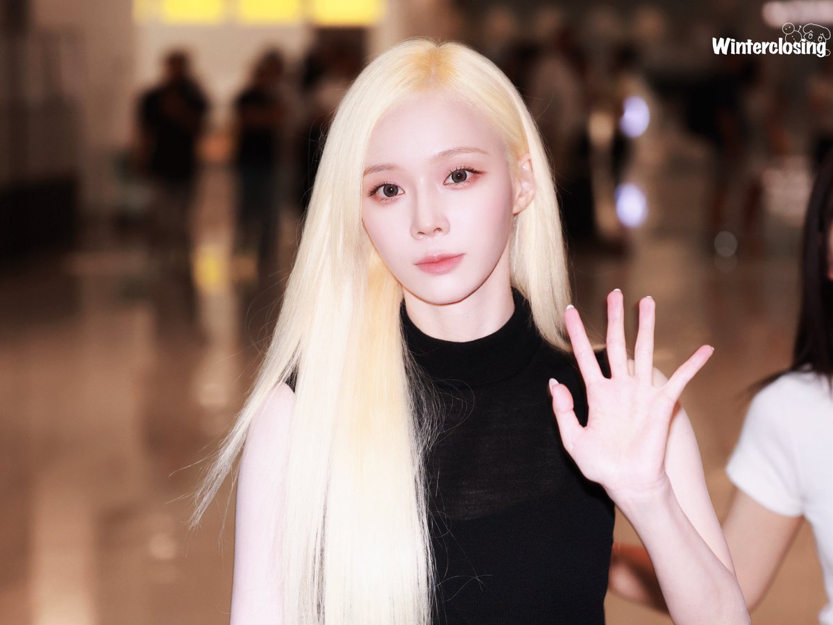 kwtclosing0101's tweet photo. 260711 ICN

👋☺️

#WINTER #윈터
#aespa  #æspa #에스파 https://t.co/jAXFKHojrf