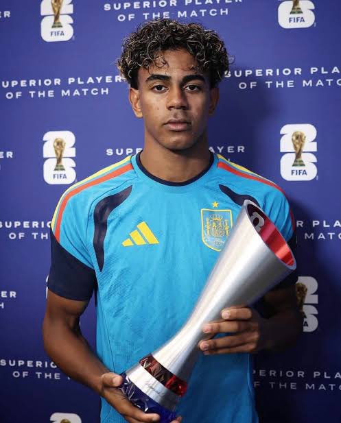 Tobsladty's tweet photo. Lamine yamal gave 0 assist and 0 goals in both matches and won “Man of the match award”.

This lil man always complain about corruption and he’s out here stealing awards https://t.co/b6ERz8Cxmn