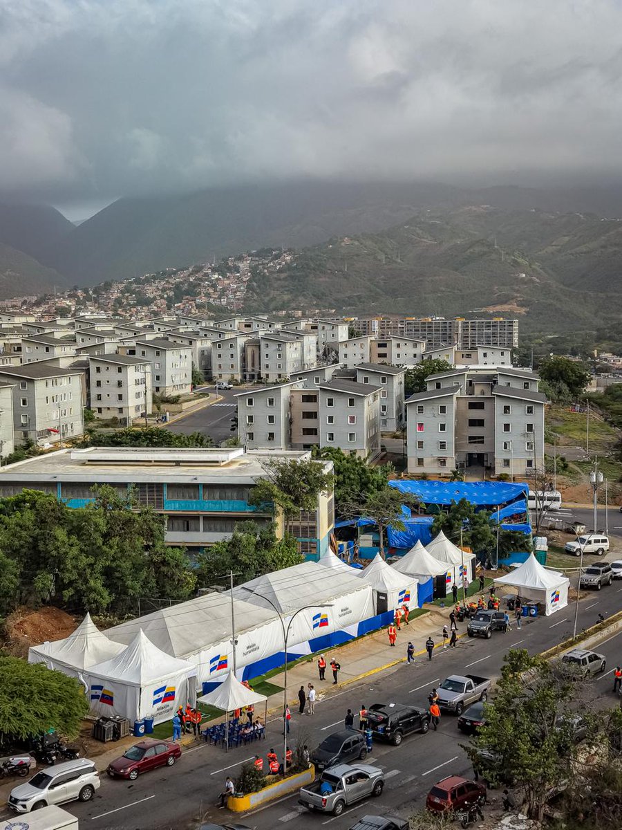 SecPrensaSV's tweet photo. #MisiónHumanitariaVenezuela | La misión salvadoreña refuerza su capacidad de respuesta en Venezuela con la instalación y equipamiento del hospital de campaña en Catia La Mar, que beneficia directamente a quienes más lo necesitan con atención médica oportuna en condiciones adecuadas. #SecretaríaDePrensa