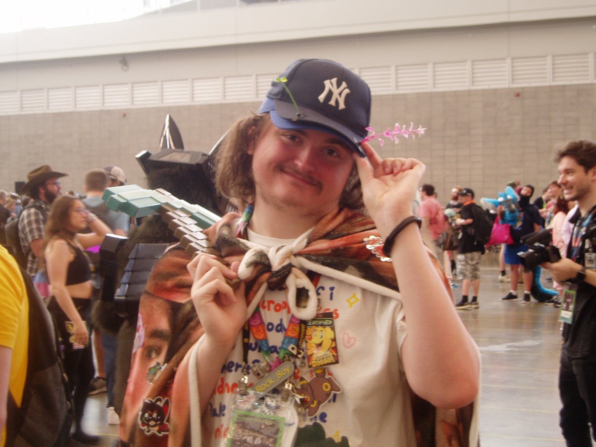 _itsARman_'s tweet photo. Hello again, gayshlagg #Anthrocon2026 #AC26 https://t.co/cnmcAn0fE2