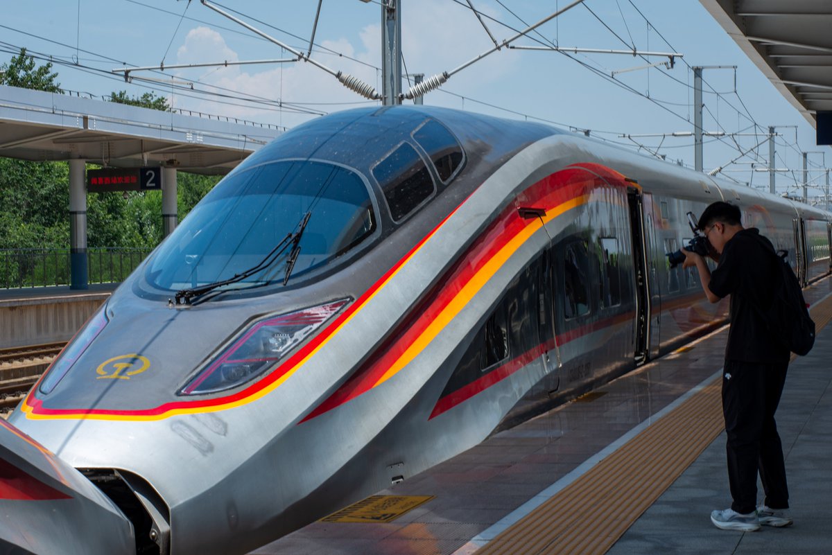 HXD3C7004's tweet photo. 京运新时速！
为满足晋南旅客快速进京、回运需求，自七月一日起原G623次列车缩短区间至太原南站，京太“大标杆”G379次列车延长至运城北站终到。该车开通后北京丰台站至运城北站的旅行速度缩短至4小时28分钟，极大加强了沿线居民的出行体验。 https://t.co/ot3SDjtbLx
