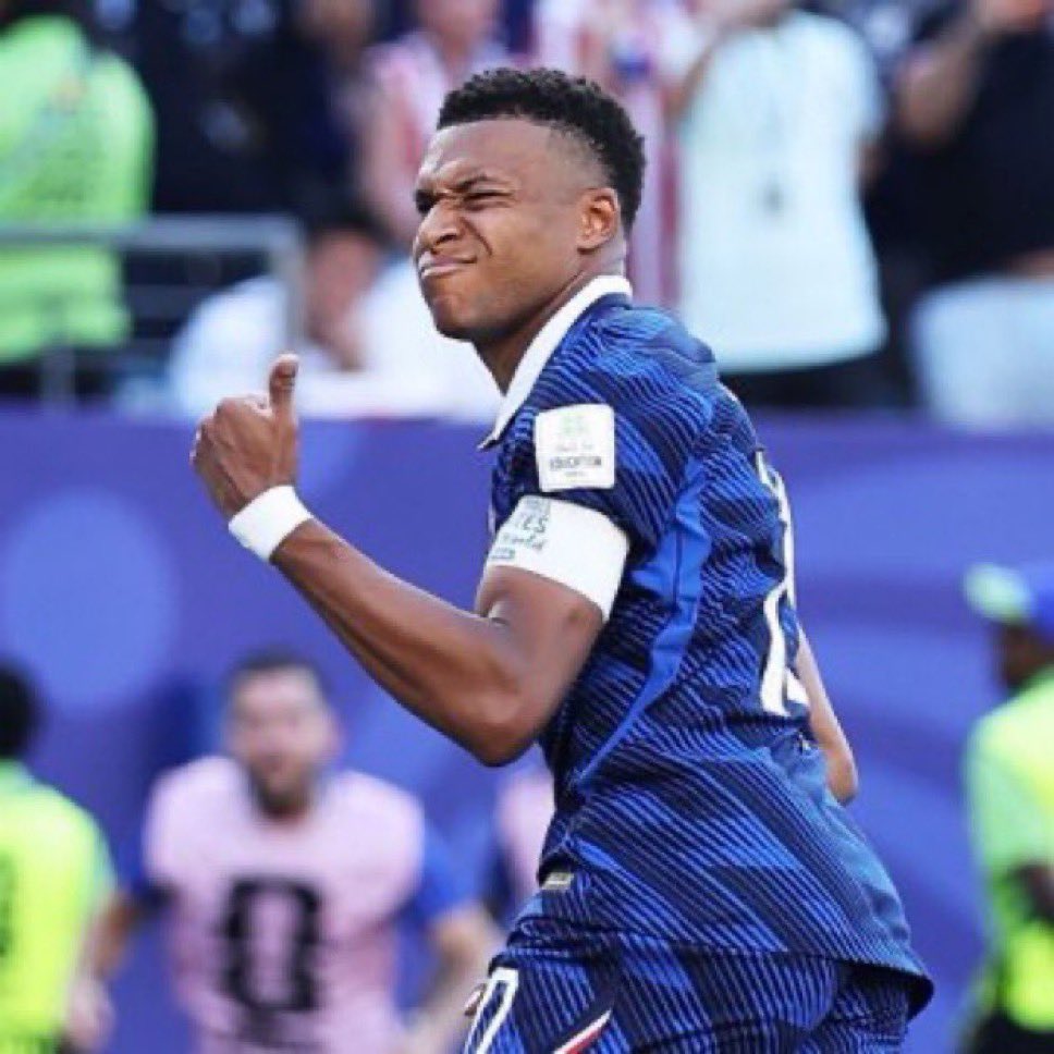Lyciin1's tweet photo. @ActuFoot_ Filston va te coucher 😭😭😭on a rdv avec l’Argentine https://t.co/h28vyaaGaL