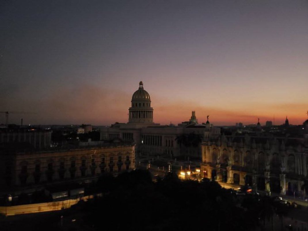 eduardomenoni's tweet photo. 🚨| ÚLTIMA HORA: COLAPSA el sistema de electricidad nacional en CUBA, siendo el segundo apagón masivo en menos de una semana. Las causas incluyen infraestructura obsoleta, escasez crónica de combustible y la profunda crisis económica del país.🇨🇺 ¡El comunismo es una mierda! https://t.co/FnftR9TozN