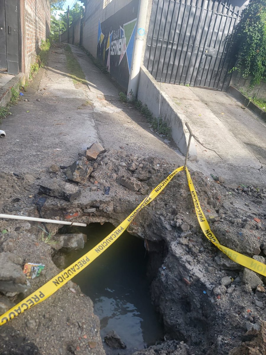 AleR_25's tweet photo. Vinieron a reparar una fuga que teniamos meses denunciando,esto desde el día martes lo han dejado de esta manera, es la entrada principal de un pasaje, donde habitan más de 30 familias, mientras tanto no tenemos entrada y el agua se sigue desperdiciando @ANDASV @alertux https://t.co/bU0RTtN0rB