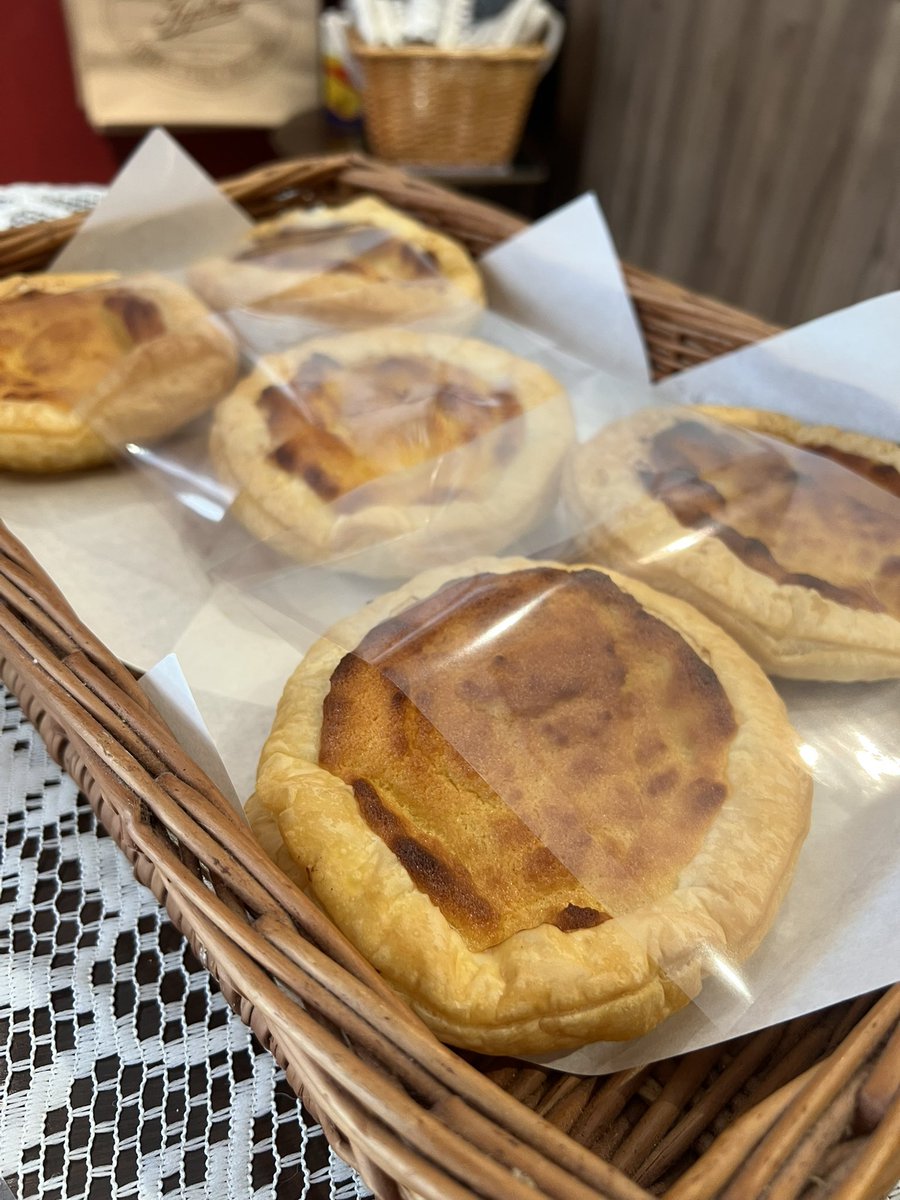 tamaosako's tweet photo. 7/11ベイクショップ
11:00〜Open！

ポーターケーキ
スティッキートフィープディング
などケーキ7種

田舎の大きなスコーン
ロンドンスコーン
ベーコン＆チーズスコーン
アールグレイスコーン

お待ちしてます♪
今日から奥で教室してます

#英国菓子ブリティッシュプディング https://t.co/ECHr4VHvYT