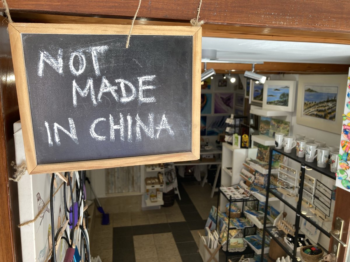 Palli18's tweet photo. Ekki framleitt í Kína - Not made in China, stóð á skilti í minjagripaverslun á eyjunni Vis.
#BuyLocal #NotMadeInChina #Vis https://t.co/JQ4TEpB2XT