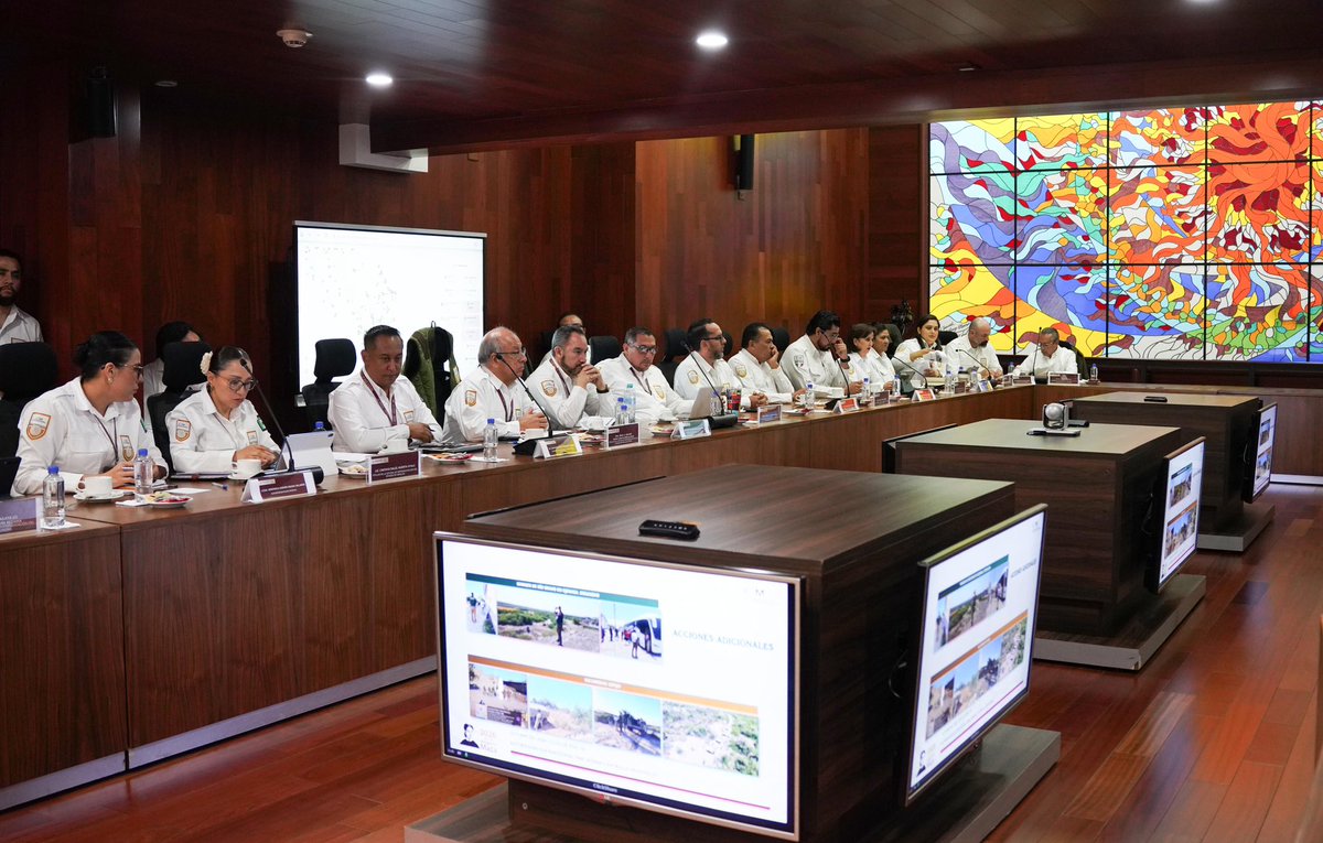 SergioSalomonC's tweet photo. Este viernes me reuní con las y los titulares de las Oficinas de Representación del @INAMI_mx para reconocer el trabajo que realizaron durante el Mundial de futbol.

Su entrega y compromiso permitieron ofrecer un servicio eficiente, fortalecer la seguridad en nuestros puntos de internación y recibir a miles de visitantes con calidez, empatía y una sonrisa que reflejó lo mejor de México.

Seguiremos trabajando con el mismo compromiso para consolidar una atención migratoria ordenada, segura, eficiente y con profundo sentido humano, en línea con la visión de nuestra Presidenta @Claudiashein.