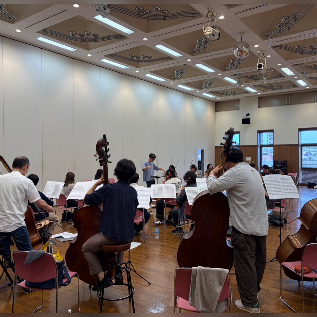 orchestraserena's tweet photo. 7/5(日)は2023年の第13回演奏会でタクトを取っていただいた指揮者の道端大輝先生による合奏でした。
本番まで2週間のタイミングで、交響曲全体を読み解いてバランスよくご指導いただきました🪄
おかげさまで、チケットご好評いただいております！
皆さまのご来場を心よりお待ちしております☺️ https://t.co/4FaAWNO9QJ