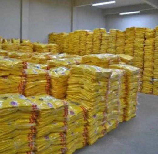 Urisisbenizadi's tweet photo. 🚨🚨🚨Comerciantes han manifestado que ESTAN ENHUESADOS con Muchas Camisas de la Selección Colombia y Artículos. Ya que tenían confianza en que la Selección 🇨🇴 iba a Eliminar en Octavos a Suiza..... Camisas Réplicas 1.1 que vendían a 90, 70... Las están dejando hasta en......jajajaajajajajaja. #Disfrutiño🥳