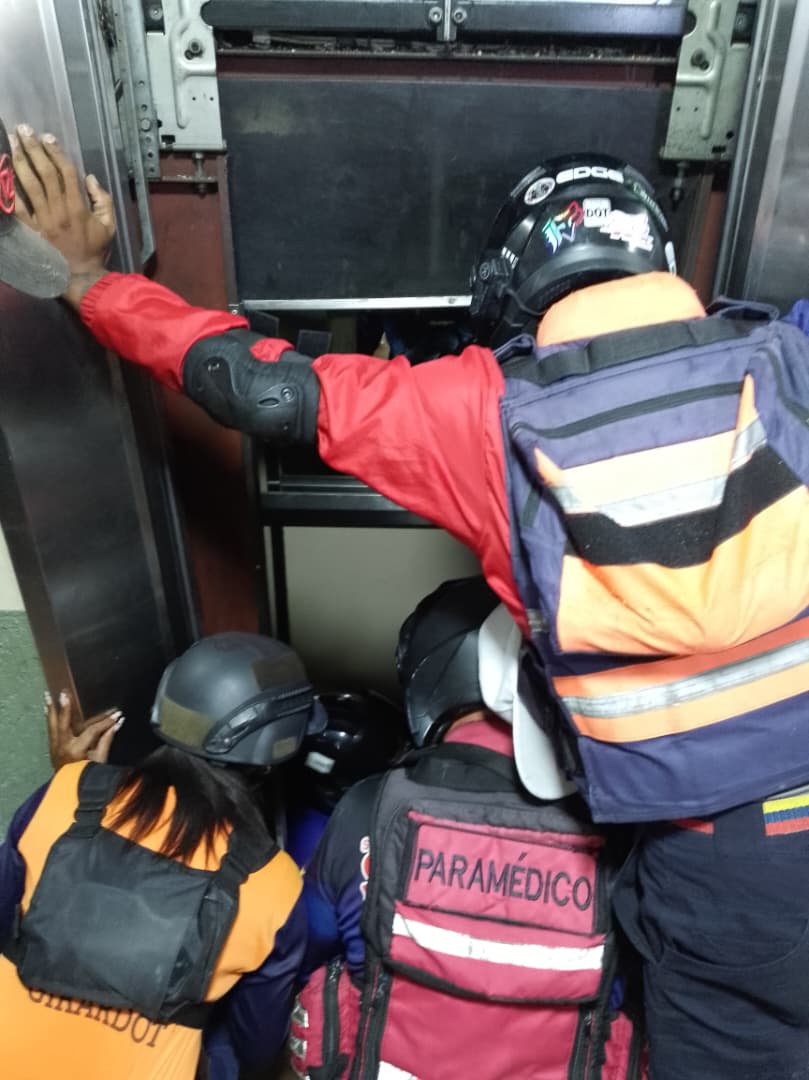 QPEV_'s tweet photo. #Sucesos #Aragua #10Julio La tarde de este viernes un ascensor del edificio Galil IV en el centro de Maracay, cedió y cayó desde una altura considerable a PB. 3 técnicos que se encontraban realizando reparaciones al sistema resultaron lesionados. Fueron trasladados hacia al HCM. Se desconoce su estado de salud. Vía  @sdjmarcos 📸 Cortesía