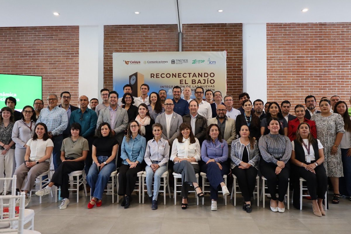 GracielaAmaro22's tweet photo. Taller para la integración de las nuevas estaciones del tren de pasajeros 🚇, coordinando por @TrenesMX @SICTmx @ITDPmx
Con la participación de los municipios de Irapuato, Salamanca, Celaya, Apaseo el Grande y Cortazar. 
Identificación de oportunidades y retos,  en materia de conectividad y planeación territorial!