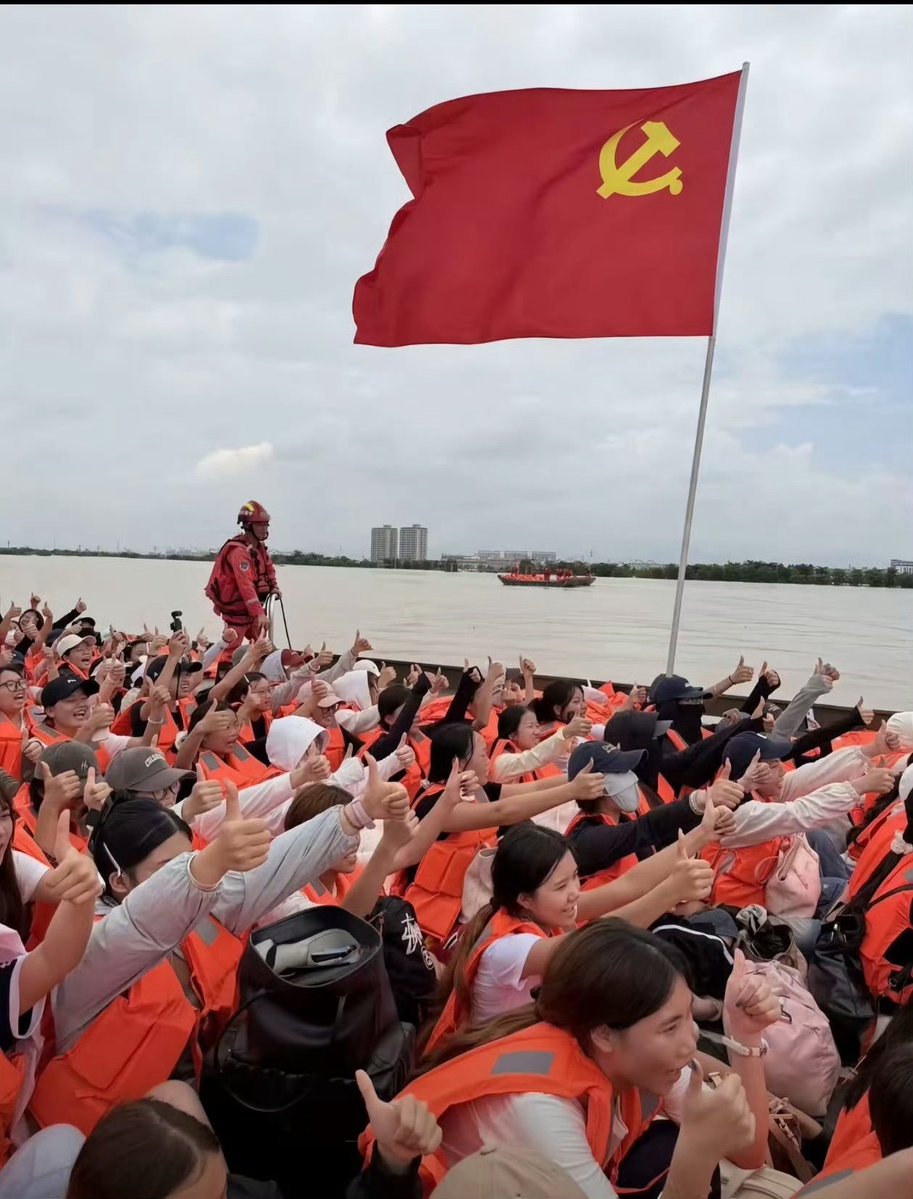 starfire2035's tweet photo. Whether it's a #typhoon or a #flood. There are always a group of respectable and lovely people who rush to the front. https://t.co/PbIe2JU4Pf