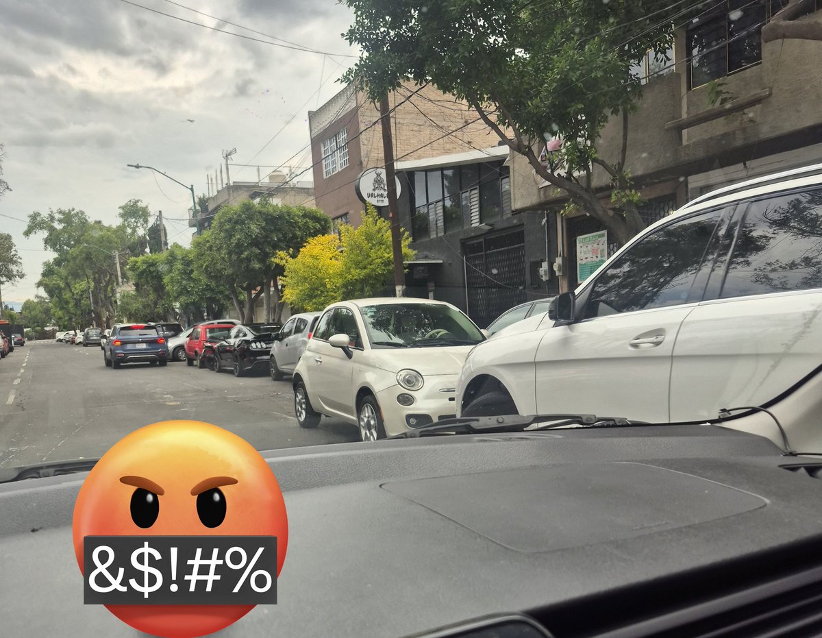 SandraVMunoz's tweet photo. @SSPCMexico @SSC_CDMX @UCS_GCDMX @OVIALCDMX @IztacalcoAl  todos los dias es lo mismo. Siempre en doble fila los dueños del ese restaurante. En oriente 257 No.215. Reportes y reportes y siguen igual. Amigos de 🚓🚔 #AgricolaOriental https://t.co/LMkXH0ehYL