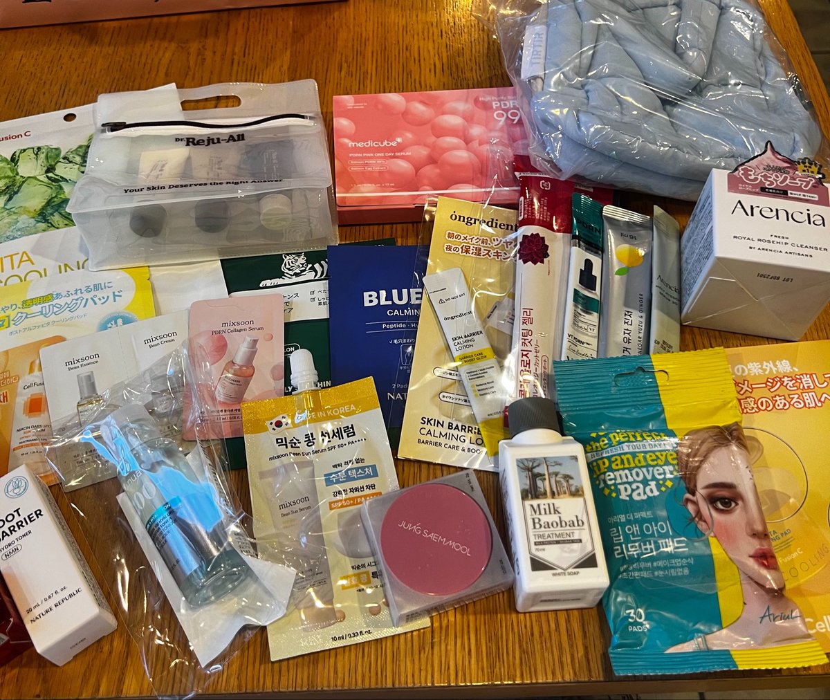 renchan722's tweet photo. Amazon K-Beauty 7/9
Arencia現品GET非常に嬉しい✨タイミングよくGETできた。人気ブースだったなぁ。Reju-Allのトラベルキットも嬉しすぎる💕旅行でつかおう✈️
２枚目が19ヶ所スタンプラリーもらった後のもの　 #AmazonK-Beauty https://t.co/Ckqj947hMr