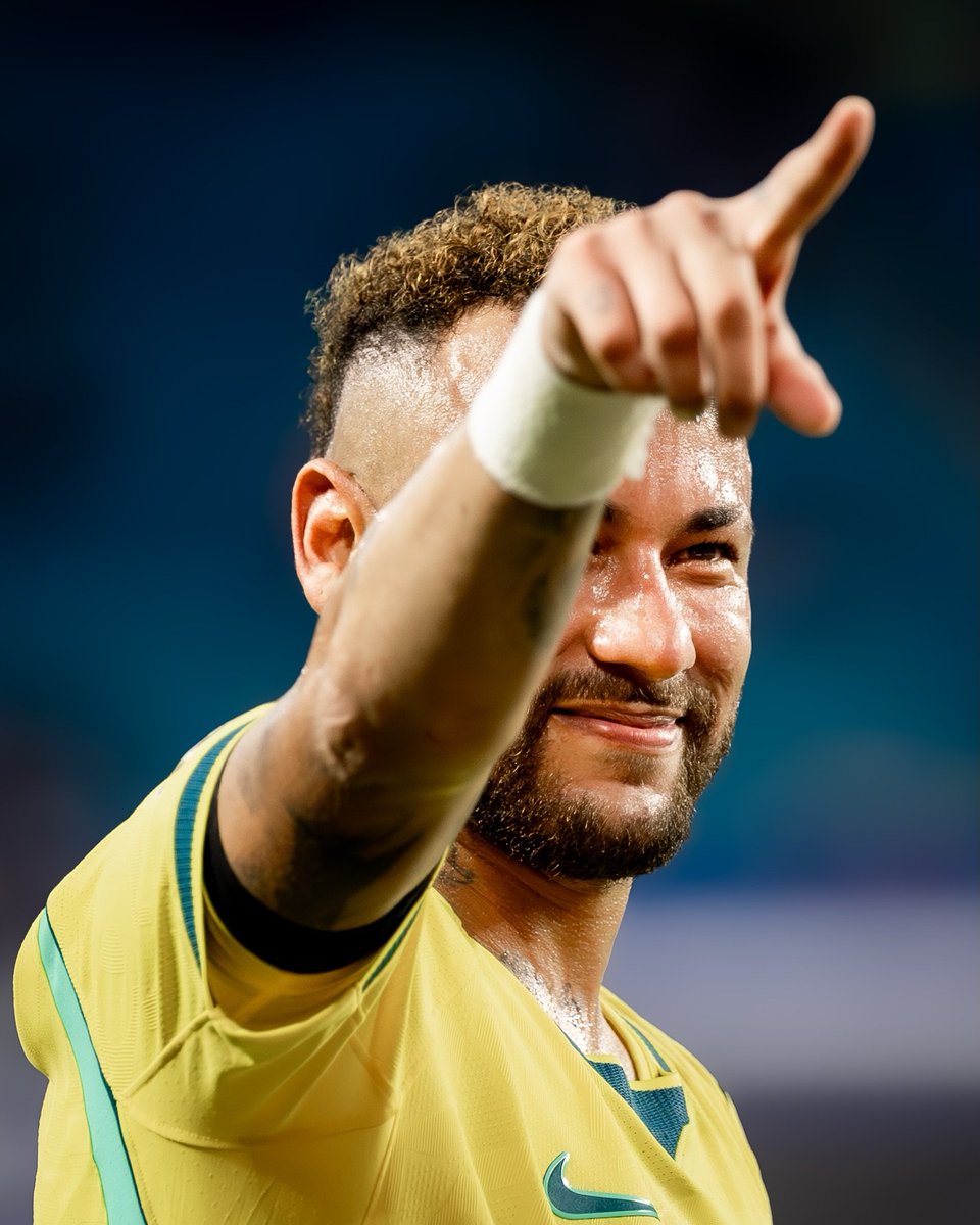 TeamNey10's tweet photo. 🗣 رونالدو الظاهرة يعبر عن امتنانه لكل ما قدمة نيمار للبرازيل:

أعتقد أن نيمار كتب قصة جميلة جدًا مع المنتخب البرازيلي. لقد أصبح الهداف التاريخي لمنتخب البرازيل، وبنى علاقة انتماء حقيقية مع هذا القميص الأصفر.

من المؤسف حقًا أنه لم يصل إلى كأس العالم وهو في جاهزية بدنية كاملة، لأنه كان من الممكن أن يكون الفارق الذي كنا بحاجة إليه. عندما ننظر إلى نيمار وهو في أفضل حالاته، ثم ننظر إلى ما حدث في هذه النسخة من كأس العالم، لا نجد أي لاعب يقدم ما كان يقدمه، أو ما كان بإمكانه تقديمه لو كان في كامل لياقته البدنية.

أرى أنه من المؤسف أن تنتهي رحلته مع المنتخب بهذه الطريقة، لكنها تظل قصة رائعة جدًا مع منتخب البرازيل، قصة مليئة بالحب والانتماء لهذا القميص، ويختتم مشواره الدولي وهو الهداف التاريخي لمنتخب البرازيل على مر العصور.