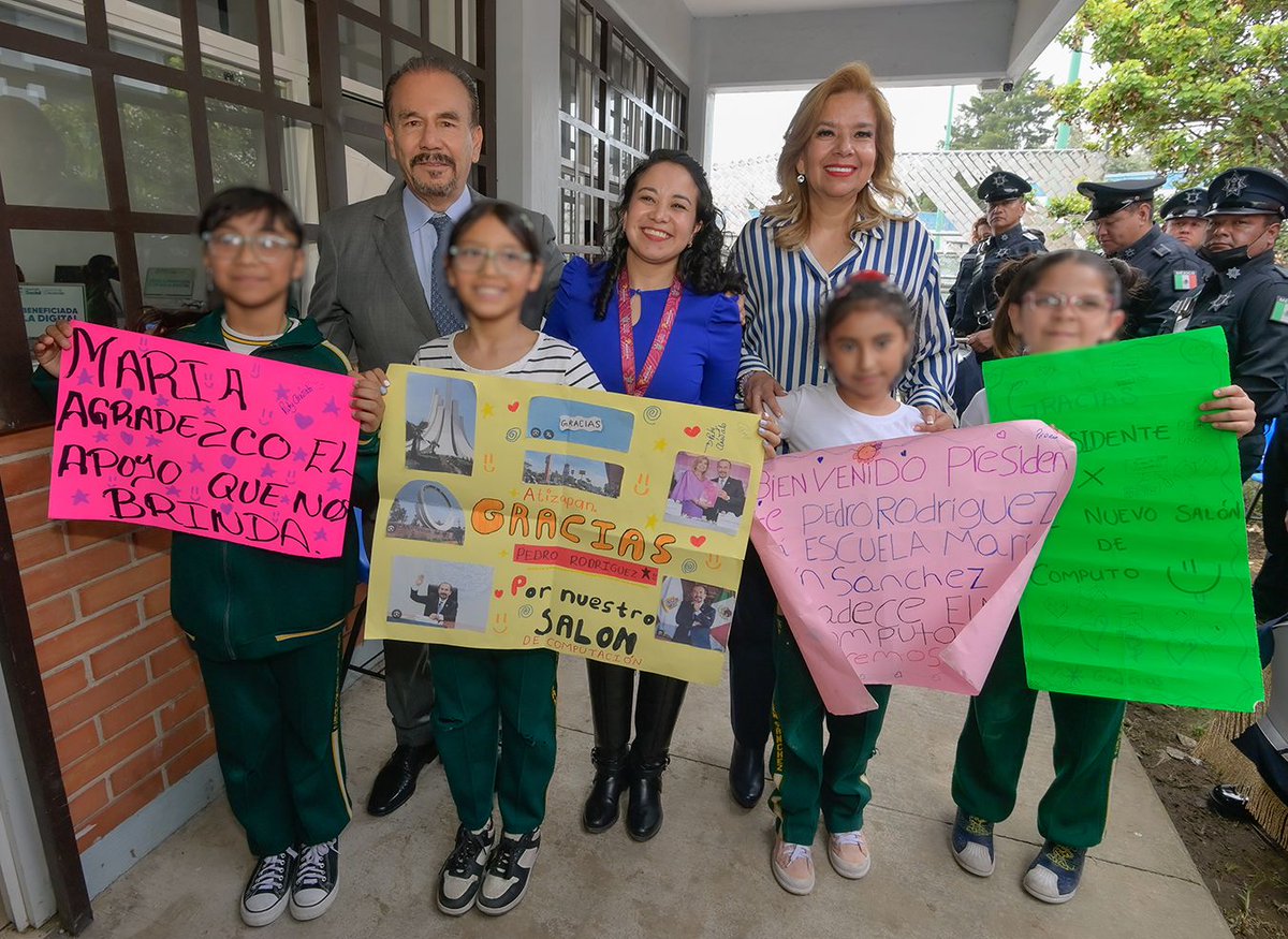 GobAtizapan's tweet photo. Impulsamos el futuro de Atizapán. Con la entrega de una aula digital en la Prim. Mario Colín Sánchez, los alumnos acceden a mejores herramientas de aprendizaje y desarrollan el pensamiento lógico para un mundo tecnológico.
#SigamosCreciendo #AtizapánDeZaragoza #AulaDigital https://t.co/j8AZ1XtTVu