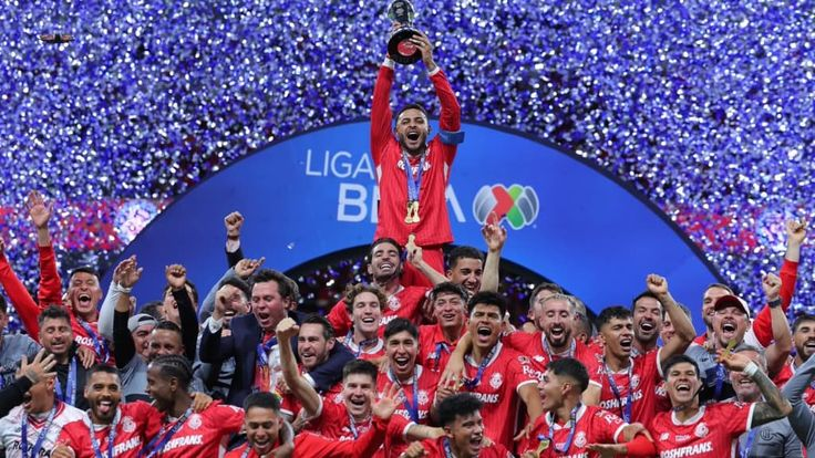 ksyko's tweet photo. Abro hilo: Toluca FC explicado con Club de Cuervos.

Bienvenida mi gente nuevo toledana, are you ready for it? https://t.co/mIM1vSuUDw