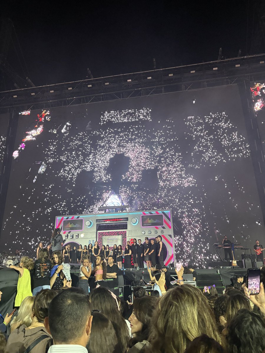 justgirljoy's tweet photo. kişi başı 5.7k verdiğimiz tüm dünyada olduğu gibi bizde de sözde sahne ortasında olan golden circle. sahne kafamızdan cmlerce yukardaydı. sahneyi arkamızdaki ekrandan ve parmak ucumuza çıkarak çektiğimiz telefon kameralarından izledik. veliler tüm gece çocuklarını mecburen sırtında taşıdı ki bizde destekledik çünkü hepsi çok ağladı. kızların hep arkasını izledik. bir tane bile bize doğru olan perf. yoktu mikrafonlular dışında. indirimli olarak satılacak en berbat alandan izledik. kızlar harikaydı lafım yok ama tolga akış bence “ne versek yerler” kafasından çıkmalı. bu kabul edilebilecek bir şey değildi. @m6nifestgirls