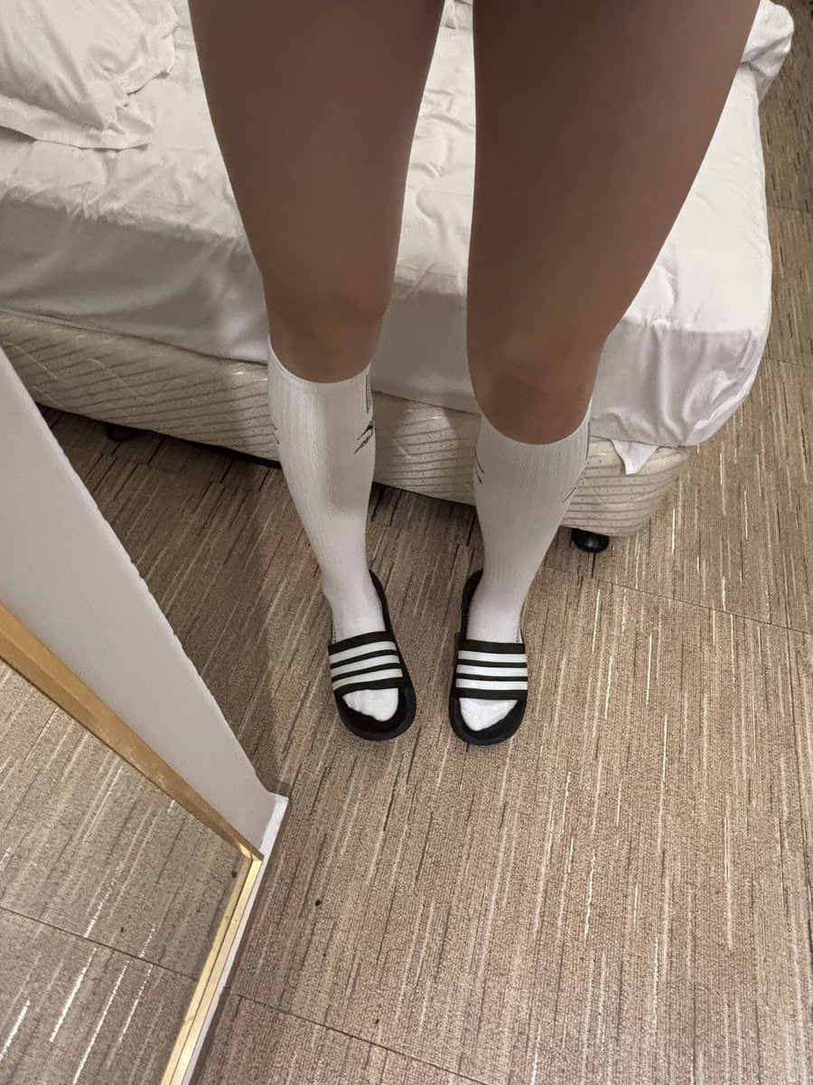 Cnm000_'s tweet photo. 看看女爹的足又忍不住开始🦌几把了？嗯？一��把你踹死 https://t.co/xmOteqvm9J