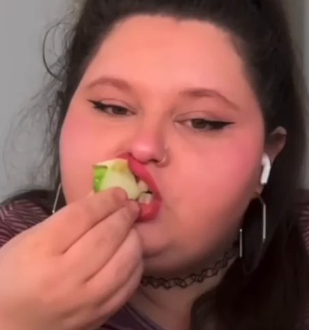 HellaLayzee's tweet photo. The previous queen of #gorlworld doing what she does best.😜 #alr #amberlynnreid https://t.co/sQHK0g1bh1