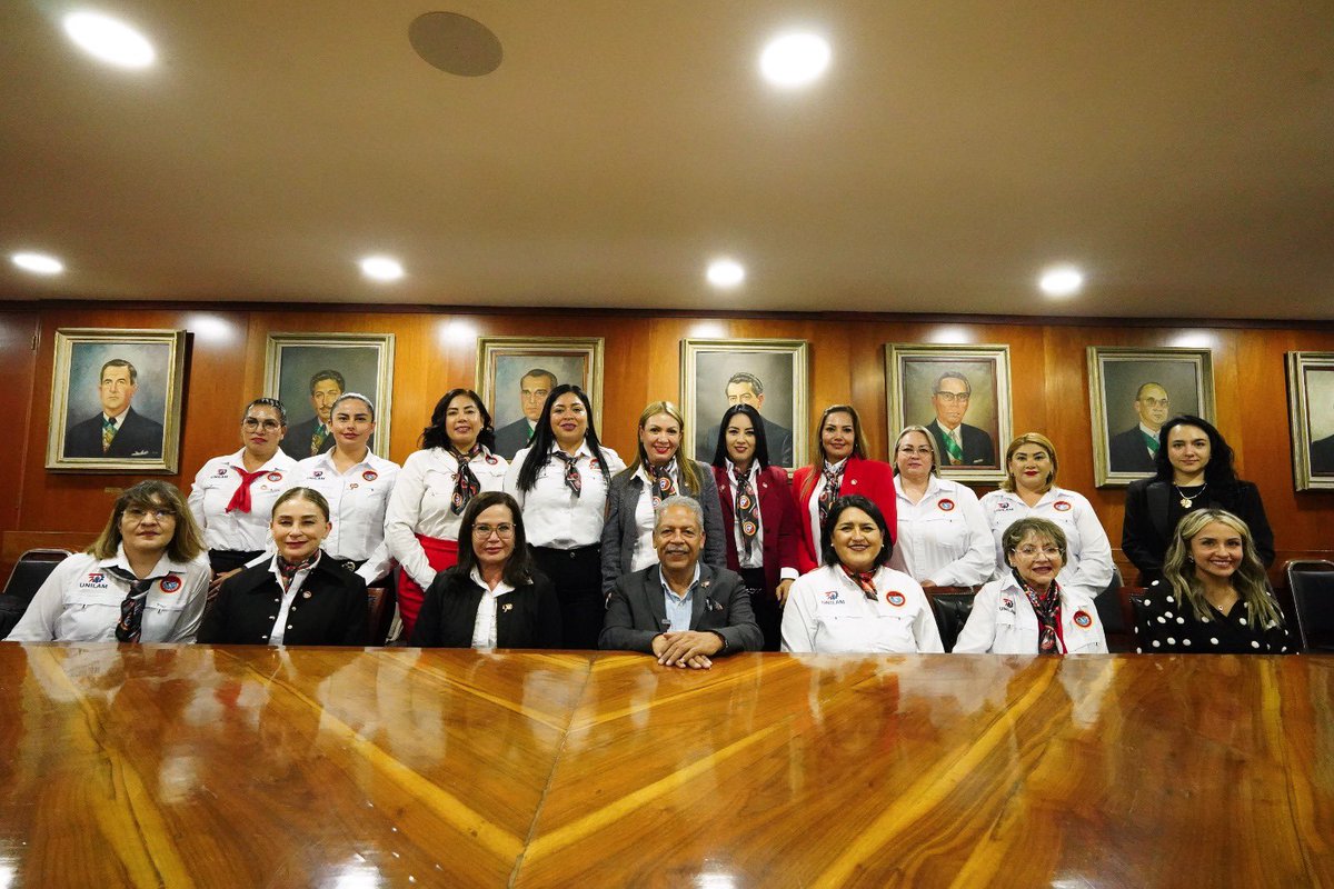 tereso_medina's tweet photo. Recibí en la @CTM_MX a compañeras cetemistas de la Federación de Trabajadores de la @CTM_Coahuila que han caminado conmigo durante muchos años, desde las fábricas, las colonias y los centros de trabajo, compartiendo luchas, aprendizajes y esperanzas. https://t.co/ufRoydSPKp