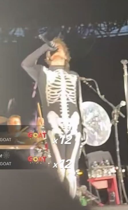 pawuwaf's tweet photo. skintight and ready to LURK https://t.co/JYVEwbnqmp