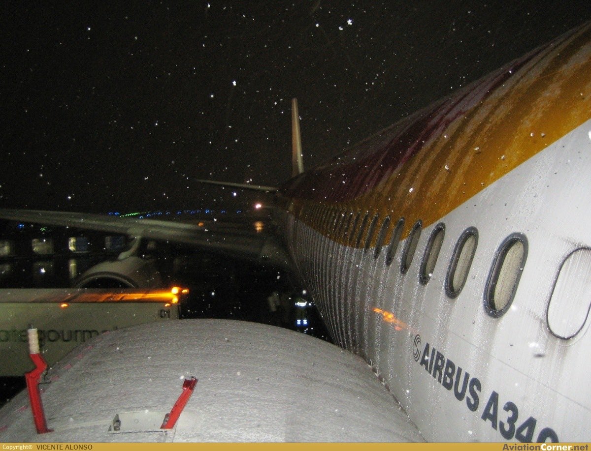 SpottersArg's tweet photo. 🇦🇷 El aeropuerto de Ezeiza con nieve, el 9 de julio de 2007 https://t.co/aB6HjWfikn
