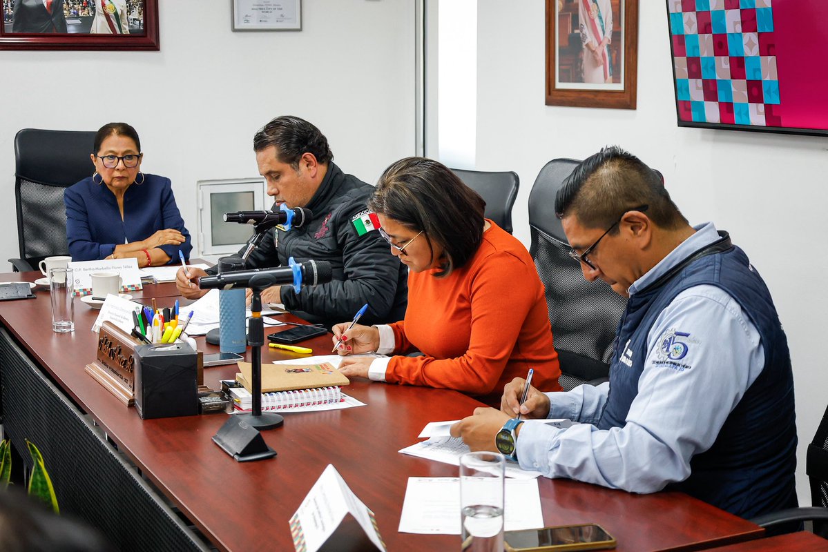 ALEIDAALAVEZ's tweet photo. Fortalecer el vínculo entre la educación y el servicio público significa abrir más oportunidades para nuestros jóvenes y al mismo tiempo desarrollar su talento para seguir transformando su futuro.

Firmamos dos convenios de colaboración con el Instituto Tecnológico de Iztapalapa III. A partir de este acuerdo, estudiantes de Ingeniería Civil podrán participar junto con nuestra Dirección General de Obras en proyectos relacionados con estudios topográficos, análisis de grietas y otros temas vinculados al suelo de la demarcación.

Además, las y los alumnos de todas las carreras del Tecnológico tendrán la oportunidad de realizar su servicio social y prácticas profesionales en las distintas áreas de la alcaldía, fortaleciendo su formación mientras contribuyen al bienestar de nuestra comunidad.