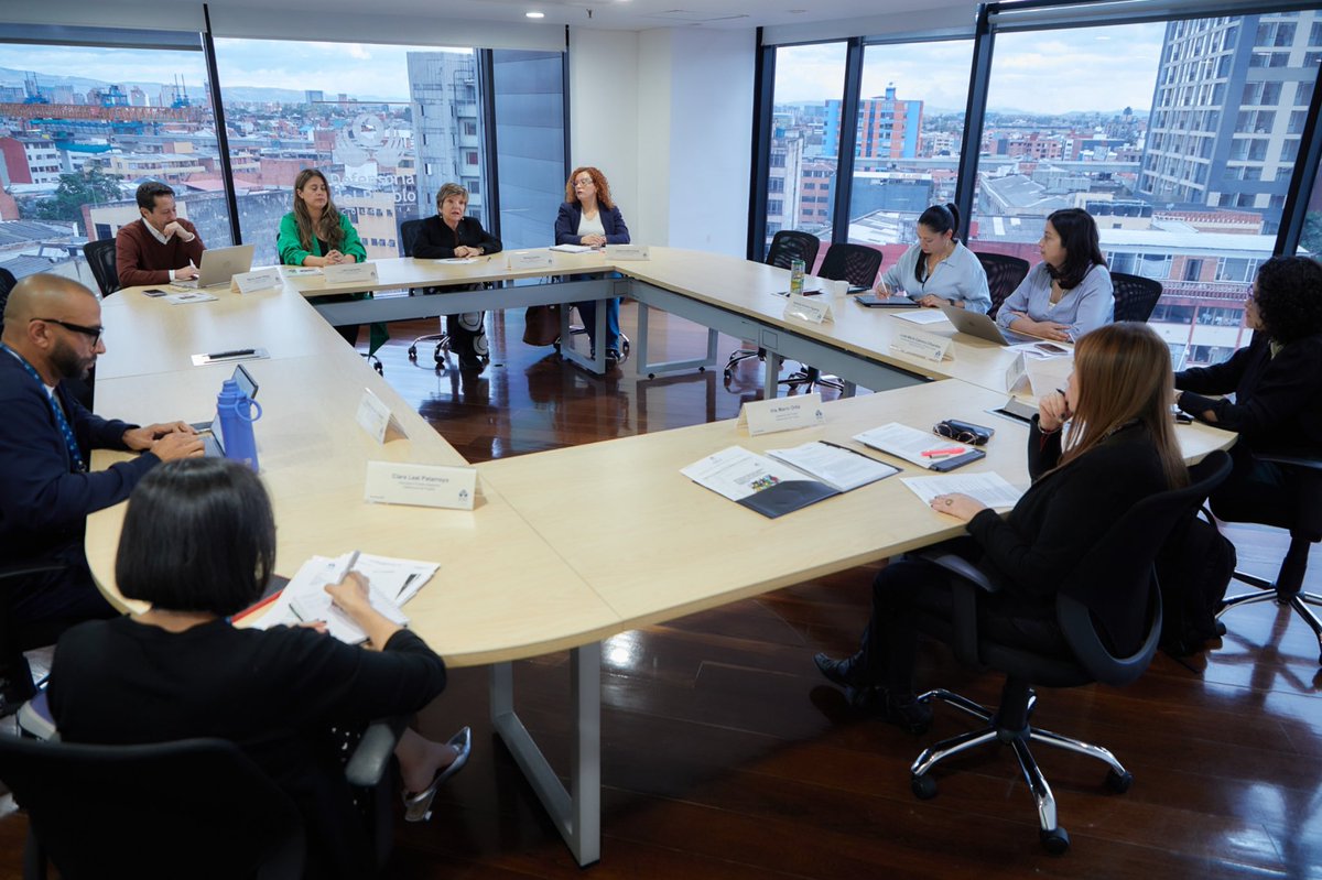 DefensoriaCol's tweet photo. La Defensora del Pueblo, @MarnIris, sostuvo una reunión con @GloriaCuartas con el propósito de fortalecer la implementación del Acuerdo de Paz.

Durante el encuentro, se conversó sobre el compromiso que, como Defensoría, tenemos de promover su implementación, en particular, a diez años de su firma y en el contexto del inicio del tercer gobierno, que tiene la obligación constitucional de cumplirlo.

La Defensoría será depositaria del informe público que entregará próximamente la Unidad y lo tendrá en cuenta en sus propios balances para evaluar el comportamiento institucional frente a los firmantes del Acuerdo, las comunidades y las víctimas.