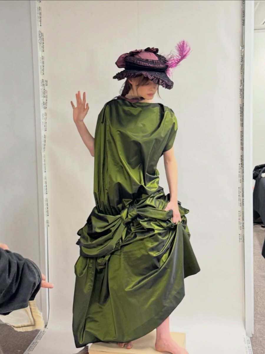 CCortave24's tweet photo. Daisy Edgar-Jones behind the scenes of her British Vogue photoshoot 🖼️✨ https://t.co/hNOnkL5rcd