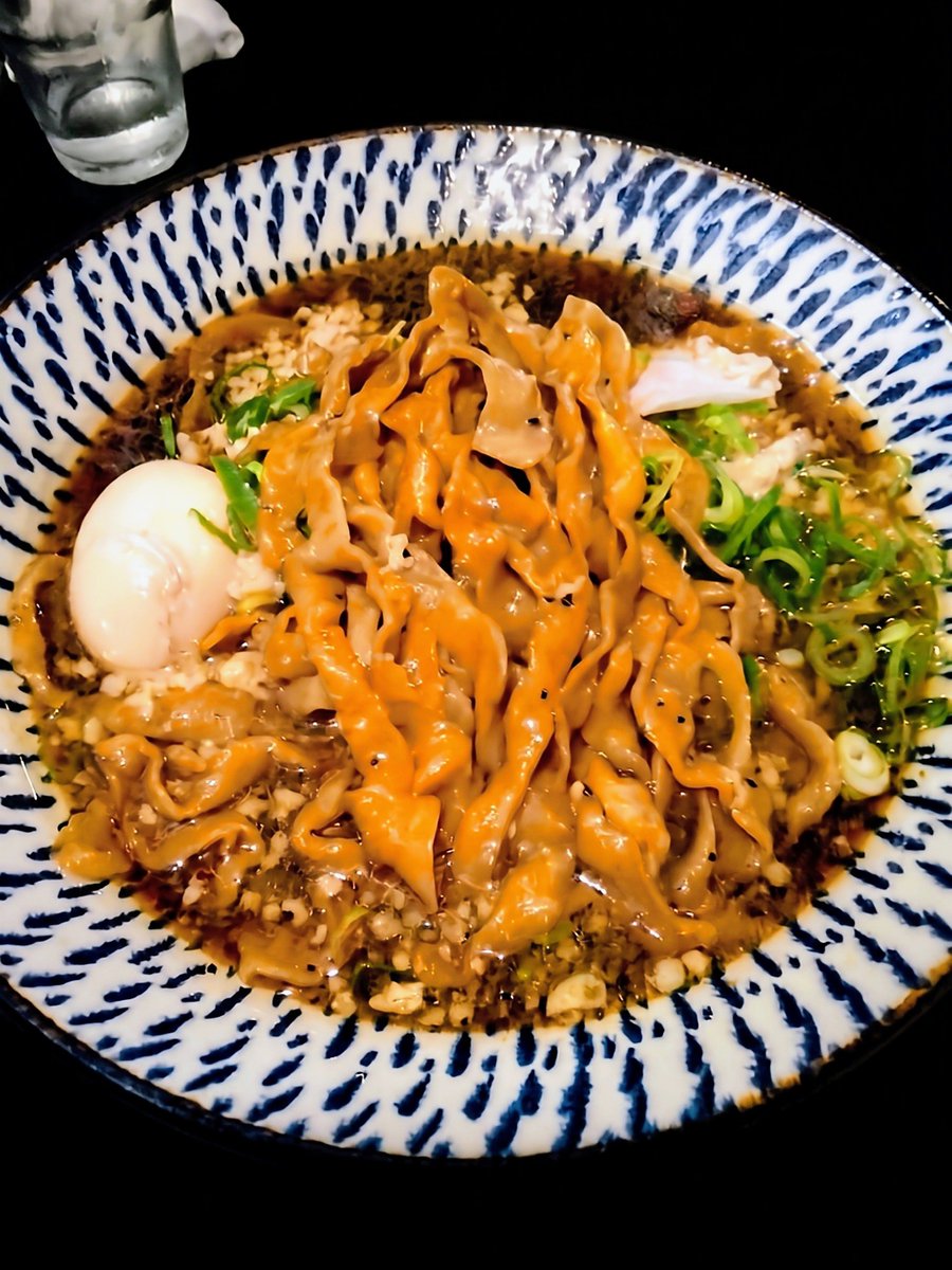 KB_Rule's tweet photo. 昨日の夕飯は後輩2人と燕市へ🍜
【田之助 -DENNOSUKE- (燕市)】
・ブラック中華(平打ち麺) ￥1,010
・大盛り ￥140
・味玉 ￥140
・ミニライス背脂セット ￥210
ラーメンだけ食べるはずが酒も飲んじゃった🤭
お目当てのブラック中華は、青竹打ち麺がモチモチしててウマかった🤤✨💯
オススメです🤗 https://t.co/hv965CGauq