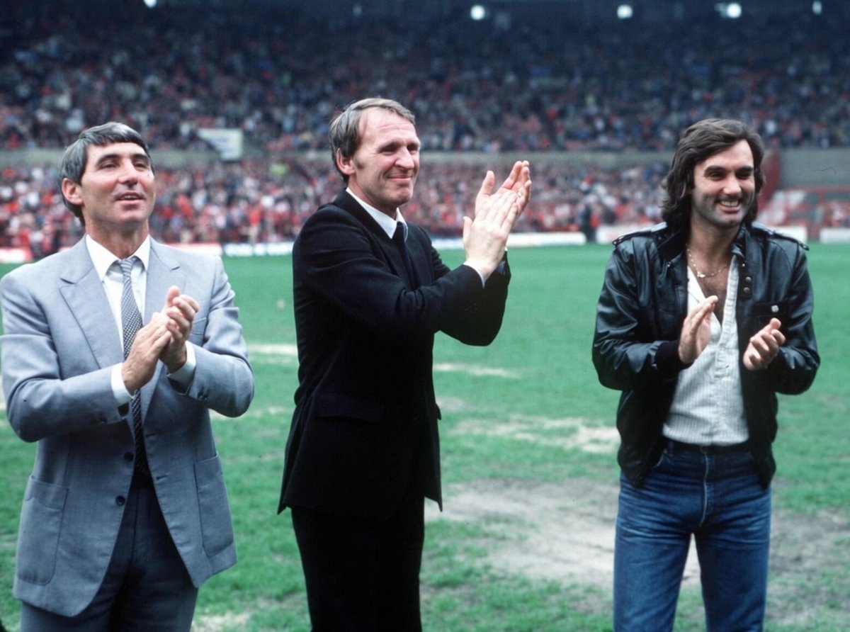 WhitesideOne's tweet photo. 15th February, 1982, Tony Dunne, Pat Crerand and George Best at Old Trafford. #MUFC https://t.co/EWN0TkX2Ff