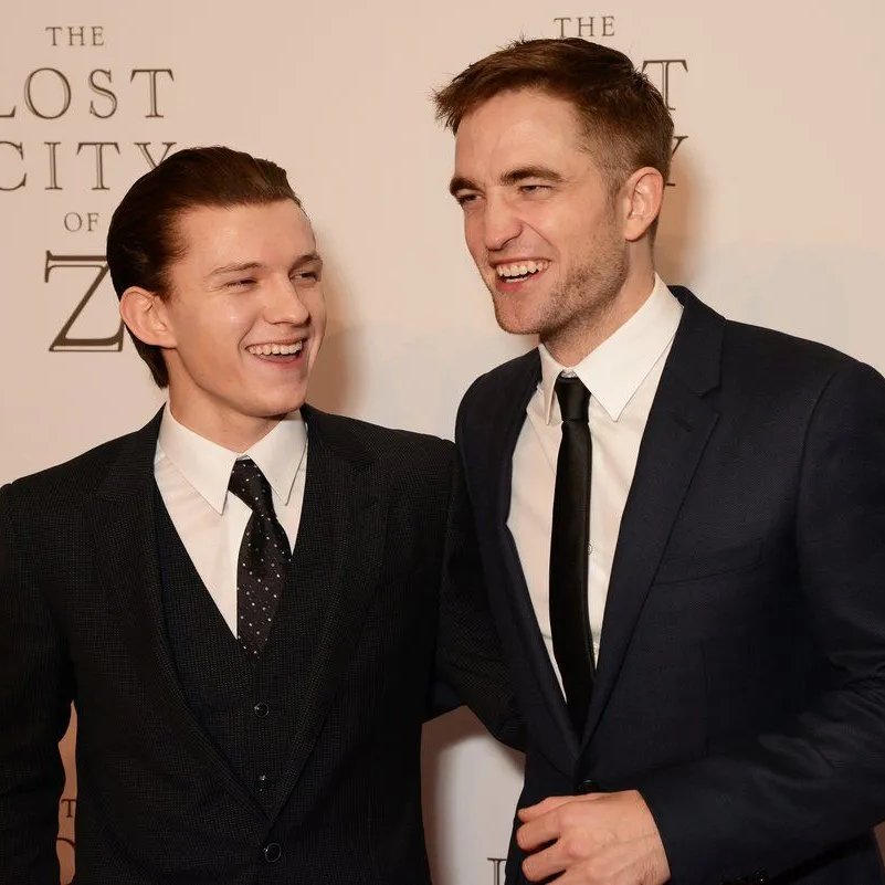 pattinsonbrasil's tweet photo. Tom Holland rasga elogios a Robert Pattinson em nova entrevista durante divulgação de 'A Odisseia'

"Ele é aquele tipo de ator — já trabalhei com ele três vezes e adorei cada uma delas ainda mais que a anterior — e ele é o tipo de ator que exige que você fique sempre alerta, porque ele é muito bom em fazer escolhas ousadas que você nunca vê chegando. E ele é totalmente focado no personagem; sabe, ele experimenta, testa coisas, mas é realmente alguém em quem você pode confiar. Sabe, numa cena, você sente que o Rob vai meio que te elevar junto com ele. E eu adoro ele como pessoa — somos bons amigos há muito tempo —, mas trabalhar com ele é um prazer enorme."