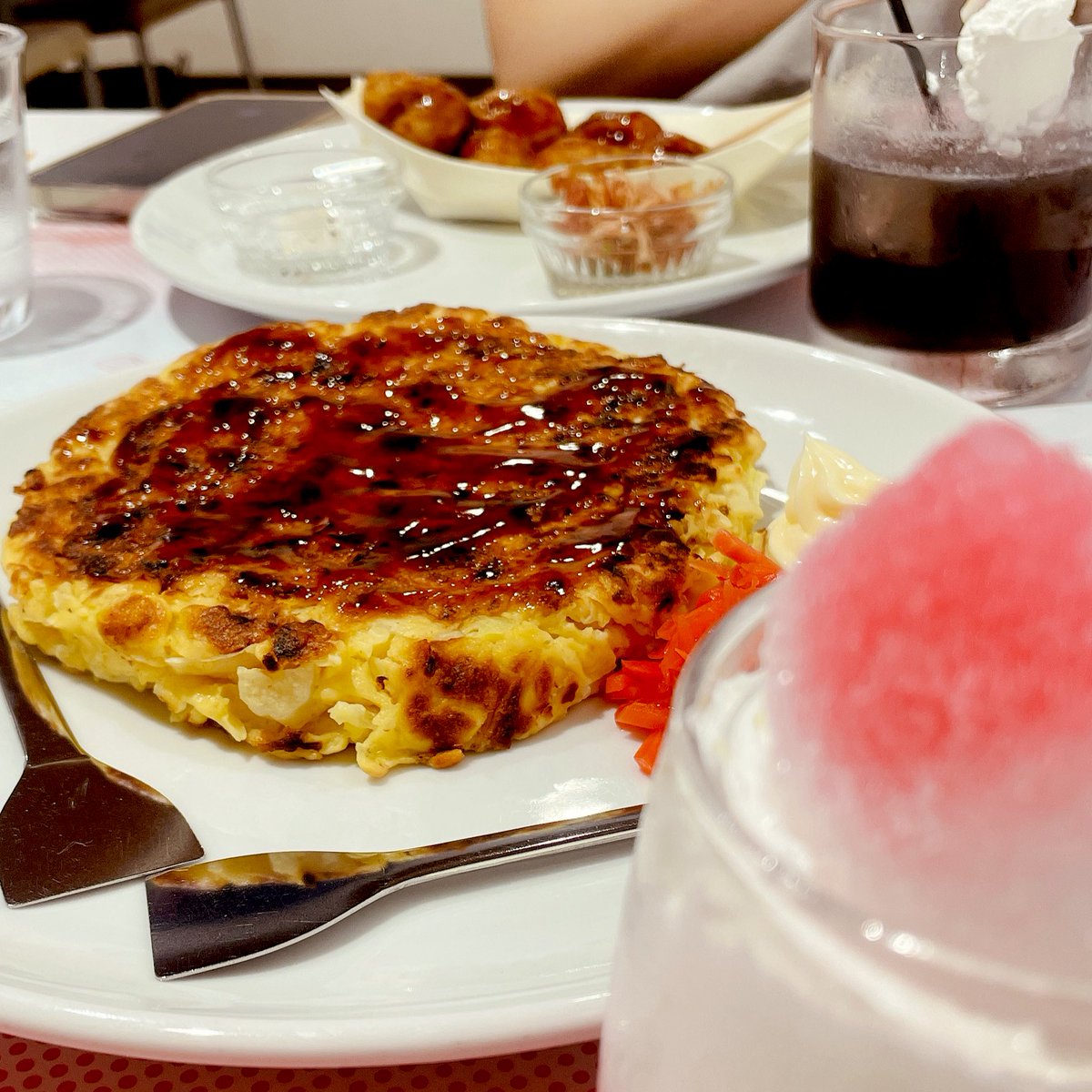 srismyk's tweet photo. これは昨日のまあまあでかい粉もんとめちゃ久しぶりに食べるTHEかき氷代表みたいな上澄み🍧推しはもちろん自引きできない👏💥💫 https://t.co/LSRsRBKIzM