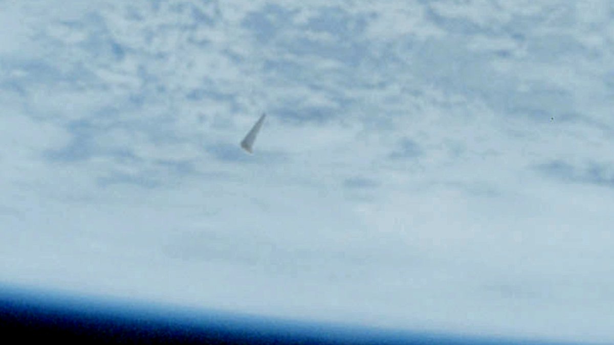 cienciaymist's tweet photo. Tomé las 3 fotografías desclasificadas hoy por el Departamente de Guerra y que pertenecen a la NASA y les ajusté las curvas para acomodar el brillo. Al ampliarlas me encontré con una estructura que se ve como una nave espacial triangular.
Según la NASA, estas fotos fueron tomadas en órbita baja de la Tierra y pertenecen a una misión STS (del Transbordador Espacial) de 1996.
El objeto, lo que sea que es, pasó frente al transbordador y fue fotografiado por la tripulación. En 2026 sigue sin explicación.
Creo que es un caso perfecto para pedir más datos. @AndreaSimondini @infobae @admpubmx