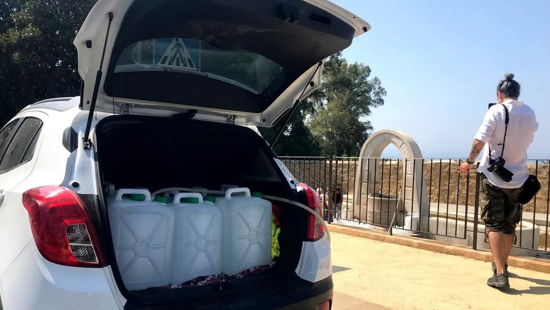 Miliziano_M's tweet photo. #agrigento #maddalusa 
No a questo automatismo "Casa abusiva = niente acqua."

Riflettevo.
Premessa:  Non ho una cultura della legalità. O, forse, è più corretto dire che oggi faccio fatica a capire dove finisca la legalità e dove inizi l'illegalità.
È una provocazione, certo. Ma nasce da una domanda sincera.
Viviamo in un tempo in cui, nel mondo delle istituzioni, della pubblica amministrazione e della politica, il concetto di legalità sembra essere diventato troppo spesso un'etichetta da usare a convenienza. C'è un clima di confusione in cui, a seconda delle circostanze, la stessa norma viene interpretata in modo diverso e la legalità rischia di trasformarsi in uno strumento di contrapposizione anziché in un principio di garanzia. 
Quando si governa una comunità, la scelta più semplice è applicare una regola. La scelta più difficile è trovare il giusto equilibrio tra la legalità e la tutela dei diritti fondamentali. 

Vado al dunque.

Mi domando: l'abusivismo edilizio e il diritto all'acqua sono davvero la stessa cosa?

A mio avviso, no!

L'abusivismo edilizio è un illecito che va affrontato con gli strumenti previsti dalla legge. L'acqua, invece, è un bene essenziale, indispensabile per la salute, l'igiene e la dignità della persona.

Un sindaco non è soltanto il rappresentante legale del Comune o il vertice dell'amministrazione. È il capo del governo della propria città. E governare significa assumersi la responsabilità di garantire i servizi essenziali, tutelare la salute pubblica e ricercare soluzioni che tengano insieme legalità e interesse della collettività.

Se esiste un quartiere abitato da decenni, dove per anni è stata regolarmente erogata l'acqua, la risposta non può limitarsi a chiudere i rubinetti. Sarebbe una soluzione che rischia di colpire le persone senza risolvere il problema dell'abusivismo.

Gli abusi edilizi devono essere affrontati attraverso i procedimenti previsti dall'ordinamento: verifiche, accertamenti, eventuali demolizioni, acquisizioni al patrimonio pubblico, regolarizzazioni quando consentite dalla legge. Ma questi appartengono a un percorso giuridico distinto rispetto alla garanzia di un bene primario.

La forza delle istituzioni non si misura nella capacità di togliere un servizio essenziale, ma nella capacità di far rispettare la legge senza compromettere i diritti fondamentali delle persone.

Le città hanno bisogno di amministratori che non si limitino ad amministrare, ma che sappiano governare. Perché amministrare significa applicare le norme; governare significa assumersi la responsabilità di trovare soluzioni giuste, equilibrate e sostenibili per l'intera comunità.

La legalità non è mai in contrapposizione con l'umanità. Una buona amministrazione deve essere capace di garantire entrambe. Grato per commenti e riflessioni successive