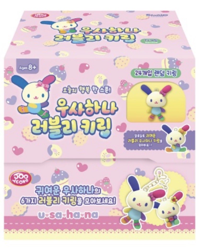 sanrio_fan_jp's tweet photo. 「！韓国で新発売のランダムフィギュアキーリングがレトロポップで可愛すぎる🐰🌈💖」

韓国の玩具メーカー「주영이앤씨（JOOYEONG ENC）」から、ウサハナ（우사하나）を主役にした大注目の新作アイテム「ウサハナ ラブリーキーリング（우사하나 러블리 키링）」がリリースされました！

### 🎀 全6種類の愛くるしいラインナップ

画像に書かれているハングル文字のポーズ名とデザインのポイントをまとめました！

1. 사랑해（アイシテル）
　ピンクのハートをぎゅっと抱きしめながら、キュートにウインクしているポーズ。
2. 잠깐 쉬어（ちょっと休憩）
　お花を耳につけて、両目をきゅっと閉じてほっこり癒されている表情。
3. 안녕（アンニョン / 挨拶）
　両耳と足元にピンクのリボンをあしらった、ウサハナの王道でクラシックな立ち姿。
4. 같이 놀자（一緒に遊ぼう）
　おすわりしながら片手をちょこんと上げて、こちらを誘っているような仕草。
5. 안안줘（ハグして）
　ウサハナがさらに小さな白いお人形（ぬいぐるみ）を大事そうに抱っこしている尊いデザイン。
6. 같이 먹자（一緒に食べよう）
　頭にイチゴの飾りをのせ、イチゴが描かれたマグカップを両手で持っておすわりしている姿。

韓国現地でも「最近ウサハナのグッズが少なくて寂しかったから嬉しすぎる！」とファンを歓喜させている大注目アイテム。✨

#ウサハナ #サンリオ新作 #韓国サンリオ