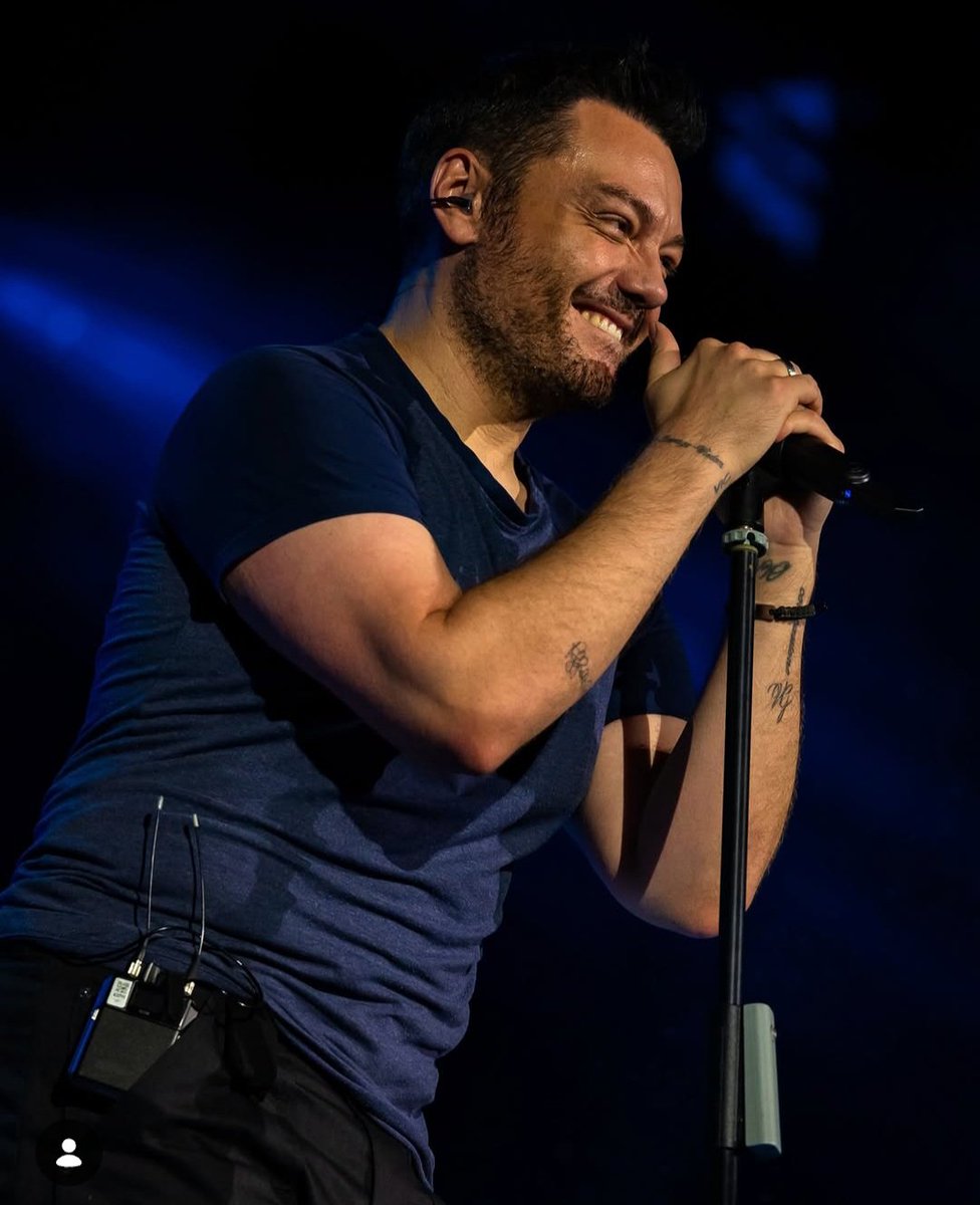 Ericatata72's tweet photo. Il tuo sorriso trattenuto dopo esploso per volerti meno male...ma non basta non basta mai❤️...manca una data alla fine del tour e già mi manchi @TizianoFerro https://t.co/oyE6vUb4sY