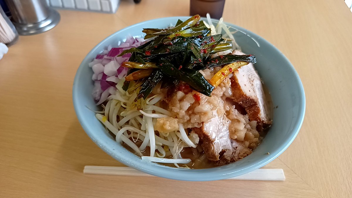2440003t's tweet photo. 横浜保土ヶ谷和田　ラーメンスタミナパンチ
…いつもの。

土朝恒例の300野菜チャレンジ！完食あざす！
ニンニクはコール制の以前の刻みに戻り安泰。
7時台に行列できてました、素晴らしい！

来週からは汁無し模索します、暑い…。 https://t.co/lm8NqUZWKt