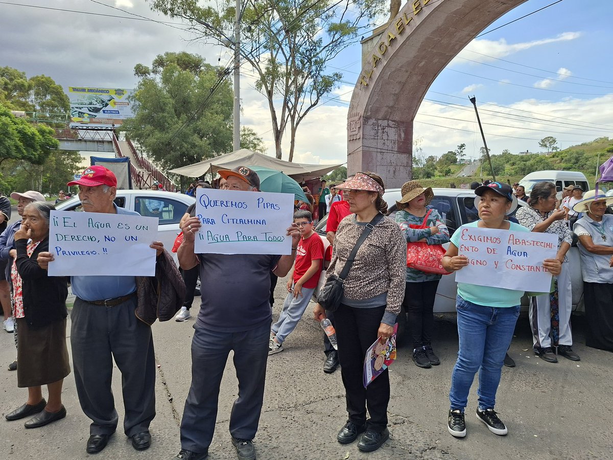 A_Ixtapaluca's tweet photo. Miles de familias mexiquenses siguen sin agua potable, drenaje, pavimentaciones, electrificaciones y servicios básicos. El pueblo exige soluciones, no promesas. @Edomex @delfinagomeza @horacioduarteo #EdoMexSinSolución https://t.co/r6hD6udaVS