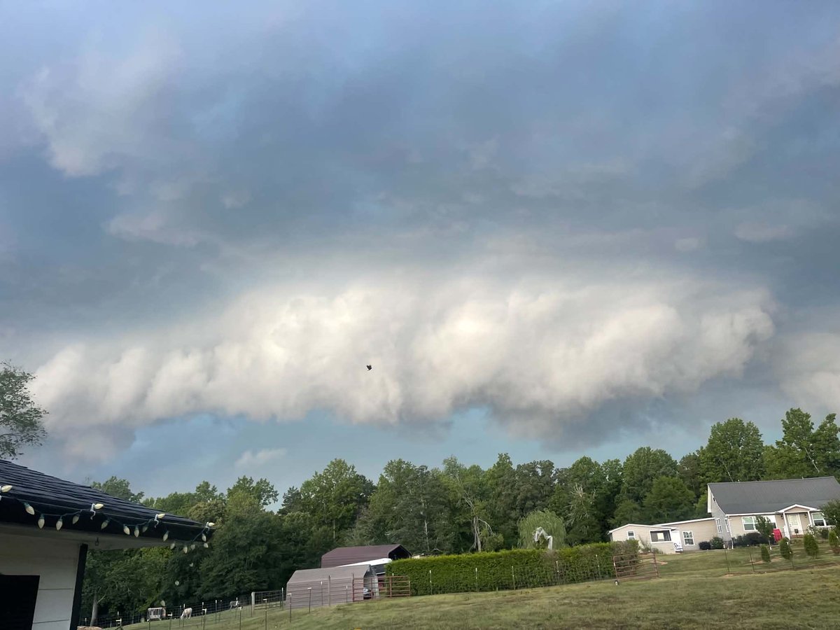 SLNSStateLine's tweet photo. @NWSGSP  Photo &amp; Video from follower in Casar NC (Cleveland County) right before the Tornado Warning went out. @wxbrad  @AlConklin  @wxbrandon9  @AdamLucioWX  @ReedTimmerUSA https://t.co/EArUIxK5vA