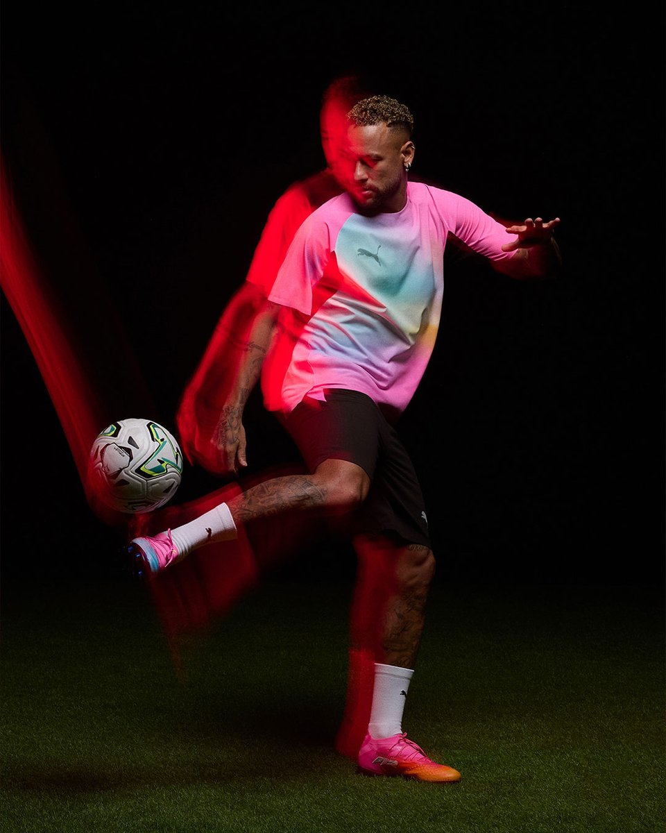 PUMAmexico's tweet photo. Un pie rosa y el otro naranja. El Showtime Pack no vino a pasar desapercibido en ninguna cancha. Disponible ahora en tienda y https://t.co/iqpeuCRb6m. 🌸🔥 https://t.co/qvY93MALSf