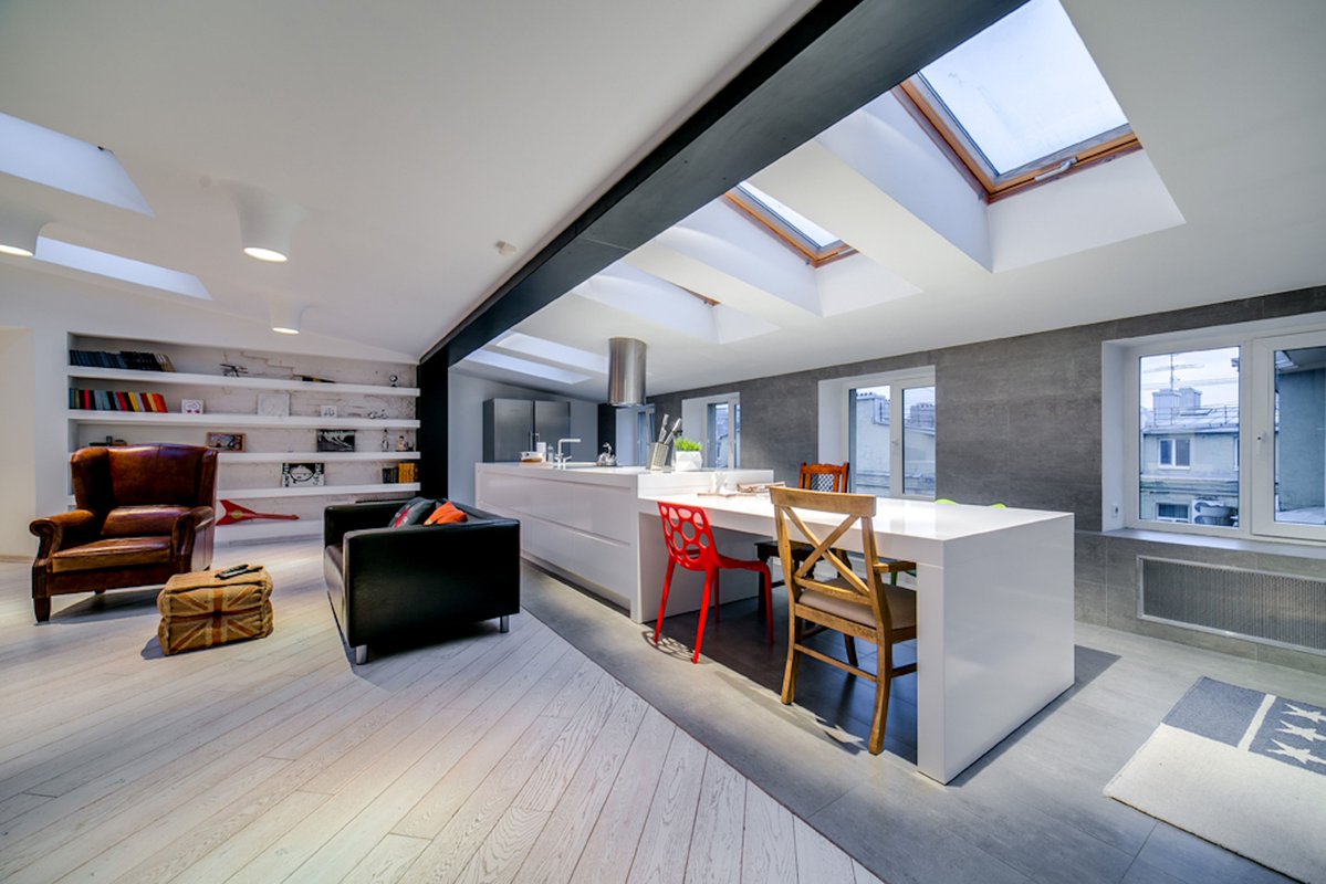 ReferredByTonya's tweet photo. Light and airy, flexibility of arranging furniture, ease of communication among family/friends...This describes some of the benefits of having an open floor plan.  Which photo do you prefer and why?  If you'd like, let me know. 🛋🪑🪟
#openfloorplan #realestateagent https://t.co/sX8h2wBtZv