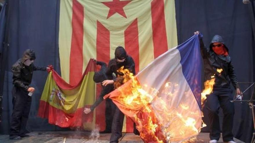 mikaguasch's tweet photo. Per si no estava clar, al partit entre França i Espanya els catalans no ens hem de posicionar.

Tots dos ocupen il·legalment un tros de Catalunya, tots dos ens neguen els nostres drets i tots dos volen anorrear-nos.

Perdi qui perdi i guanyi qui guanyi, espero que perdi la final! https://t.co/X2NenJ1Sti