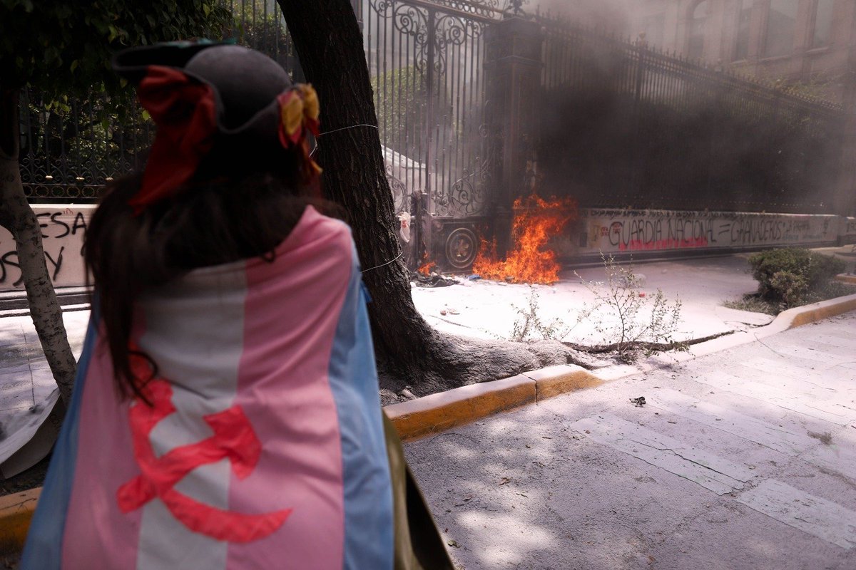 CARPETA_COPRED's tweet photo. Causan destrozos por toda la Alcaldía Cuauhtémoc prostivándalas furibundas de @lleca_org ☠️gozando de impunidad al estar coludidas con @rodrigoarcej, esclavo de @AlessandraRdlv que las subsidia, mientras la vividora de #COPRED @Geraldina_GV las protege y @YaajMexico las victimiza https://t.co/cmCC4vQqV2