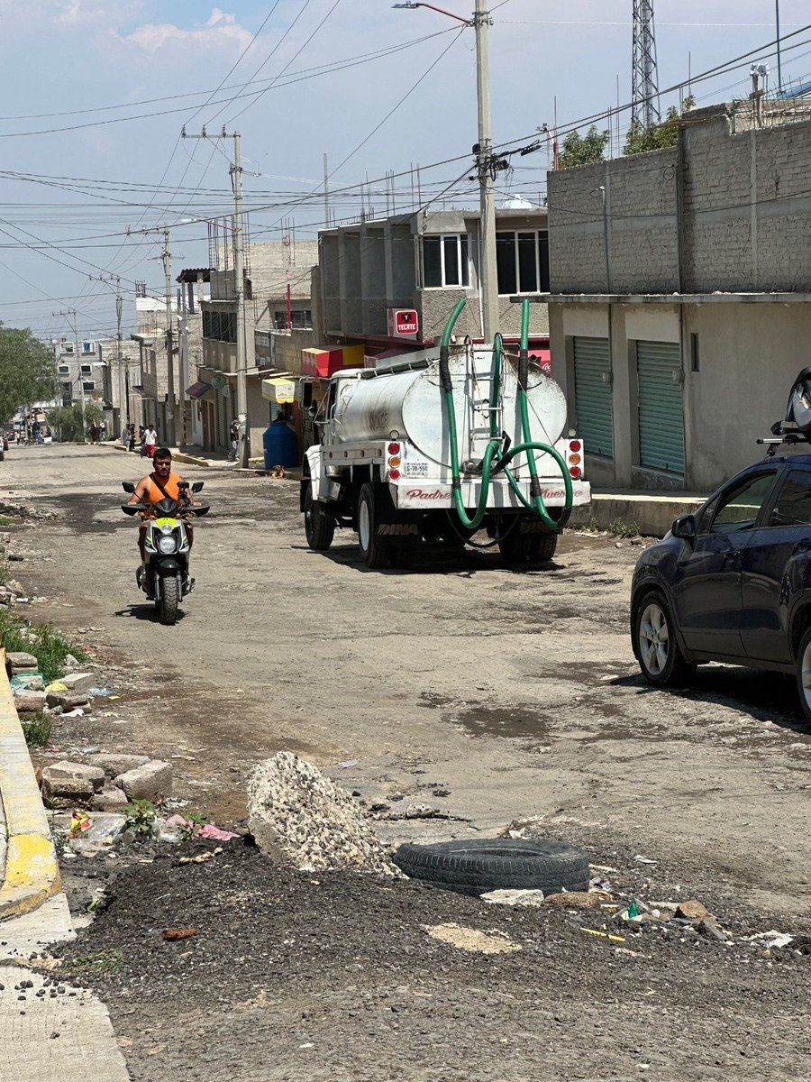 DanyLeonGa's tweet photo. #EdoMexSinSolución las colonias populares siguen contando sin el líquido vital y no hay solución por parte del gobierno https://t.co/m3xzjIw41V