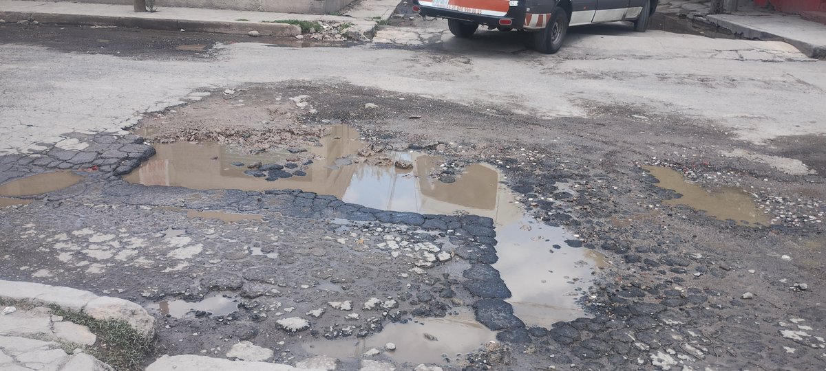 Antonioacchi's tweet photo. #EdoMexSinSolución la gobernadora @delfinagomeza hace caso omiso a las demandas de miles de mexiquenses, hace falta pavimentación, seguridad publica, agua potable y drenaje https://t.co/gFby5DkqK8