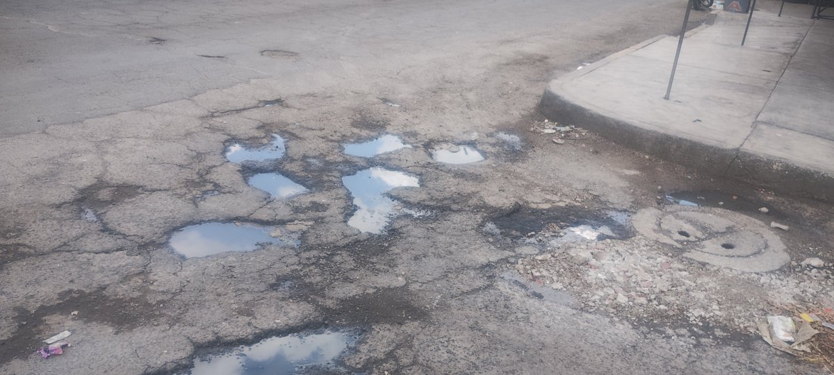 Antonioacchi's tweet photo. #EdoMexSinSolución la gobernadora @delfinagomeza hace caso omiso a las demandas de miles de mexiquenses, hace falta pavimentación, seguridad publica, agua potable y drenaje https://t.co/gFby5DkqK8