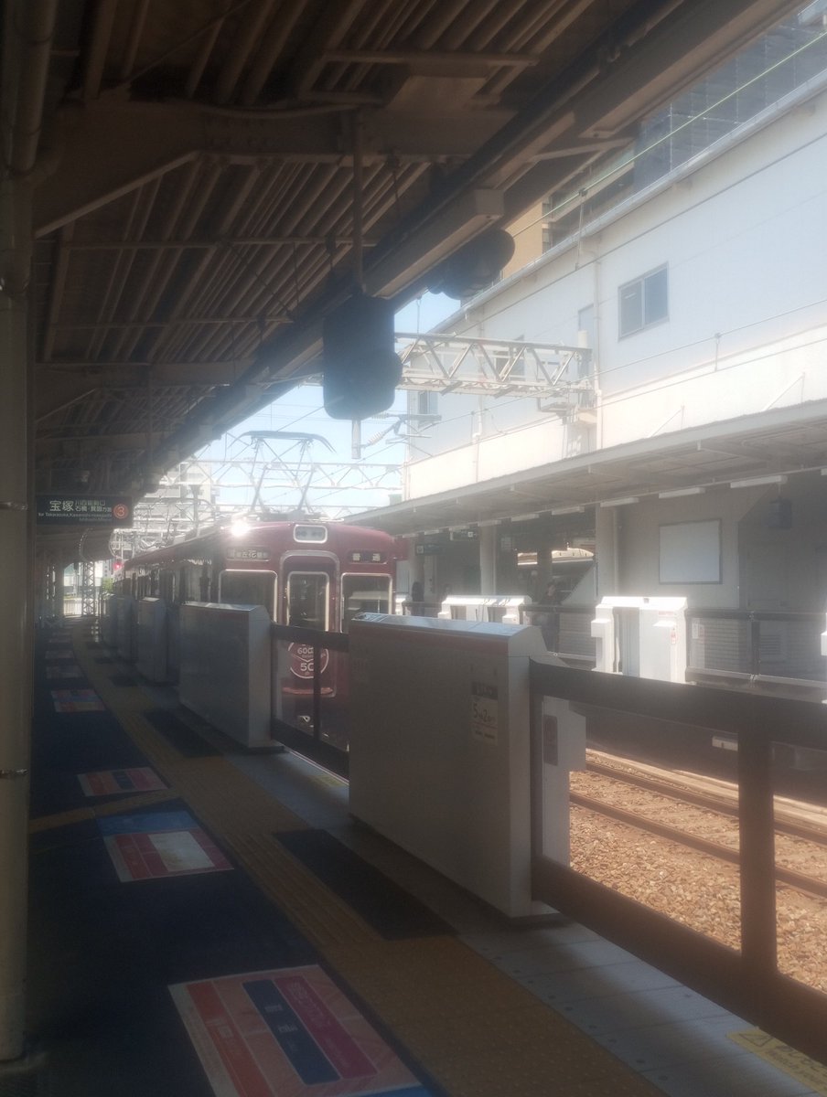 oumdango's tweet photo. なんとかフルマルーンの6000系を撮影！ https://t.co/cqJSKMDH25