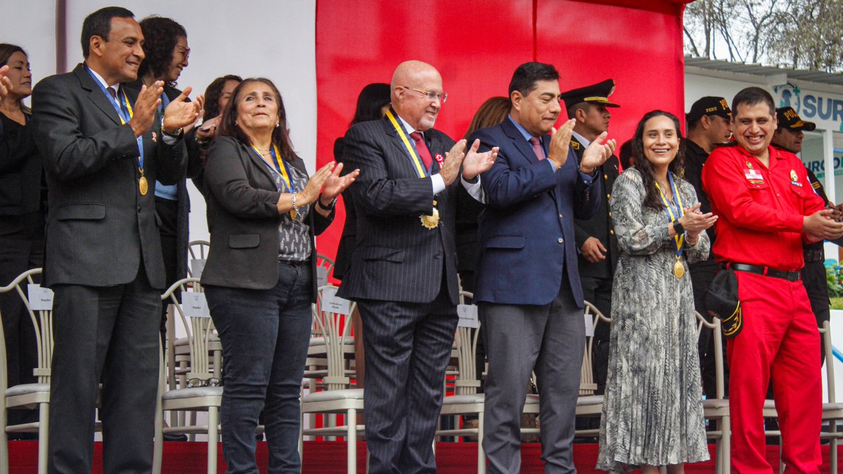 Carlos_Bruce's tweet photo. 🇵🇪❤️ Vecinos, en Surco ya vivimos el espíritu de Fiestas Patrias con el Desfile y Pasacalle Escolar "Surco es Peruanidad", una jornada llena de orgullo, tradición y amor por el Perú.

Gracias a nuestros estudiantes, docentes, familias e instituciones que hicieron posible esta gran celebración. Un reconocimiento especial a los perritos de nuestro Albergue Municipal Patrick Ospina, quienes se robaron los aplausos y nos recordaron la importancia de la adopción responsable. 🐶

#SurcoEstáMejorYSeNota #CarlosBruce #TechitoBruce